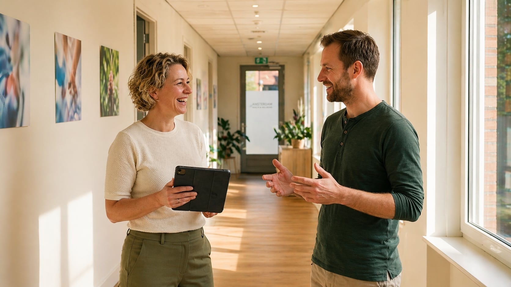 Twee behandelaars in gesprek in praktijkgang